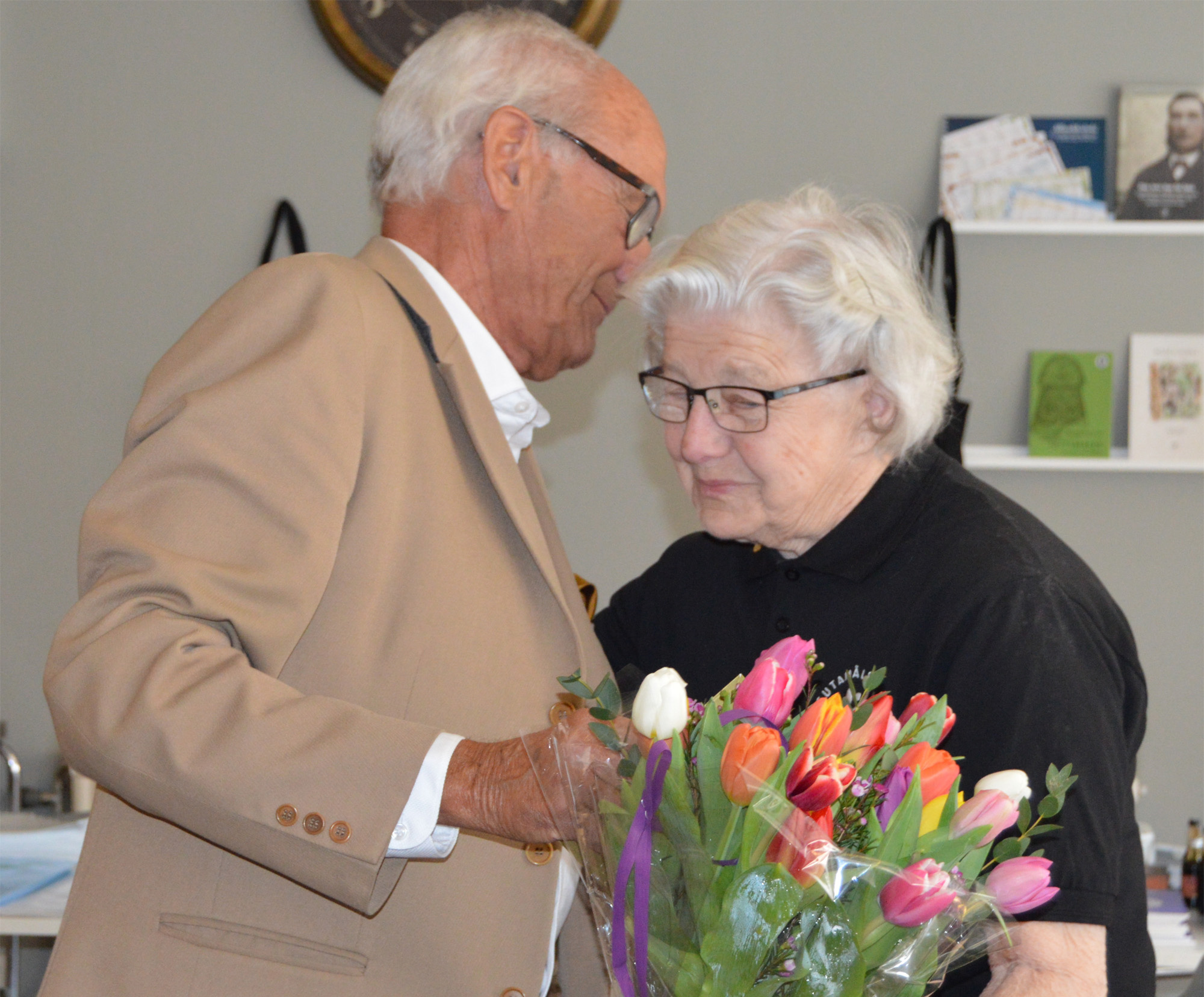 Med blommor, present och en bamsekram av ordföranden avtackades Bojan Hejdenberg för sina år i Bojans Bodi. Hon lovar fortsätta sälja, men själva boden flyttas.